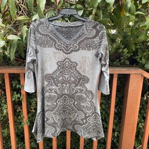 3/4 sleeve casual shirt.